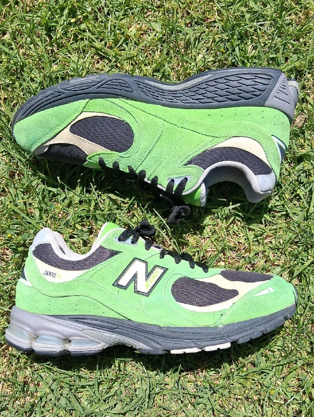 New Balance Men’s Green and Black 2002R Suede Mesh Sneakers - Picture 2 of 13